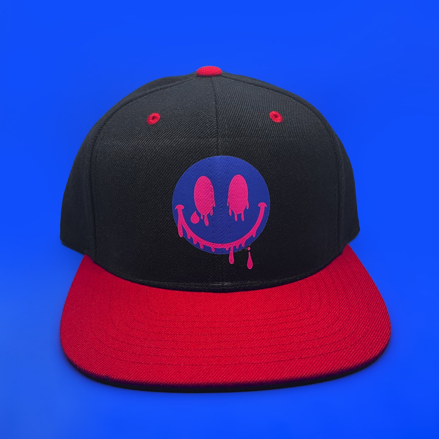 Serie Smiles 2023: SnapBack con cara sonriente derretida azul/rojo